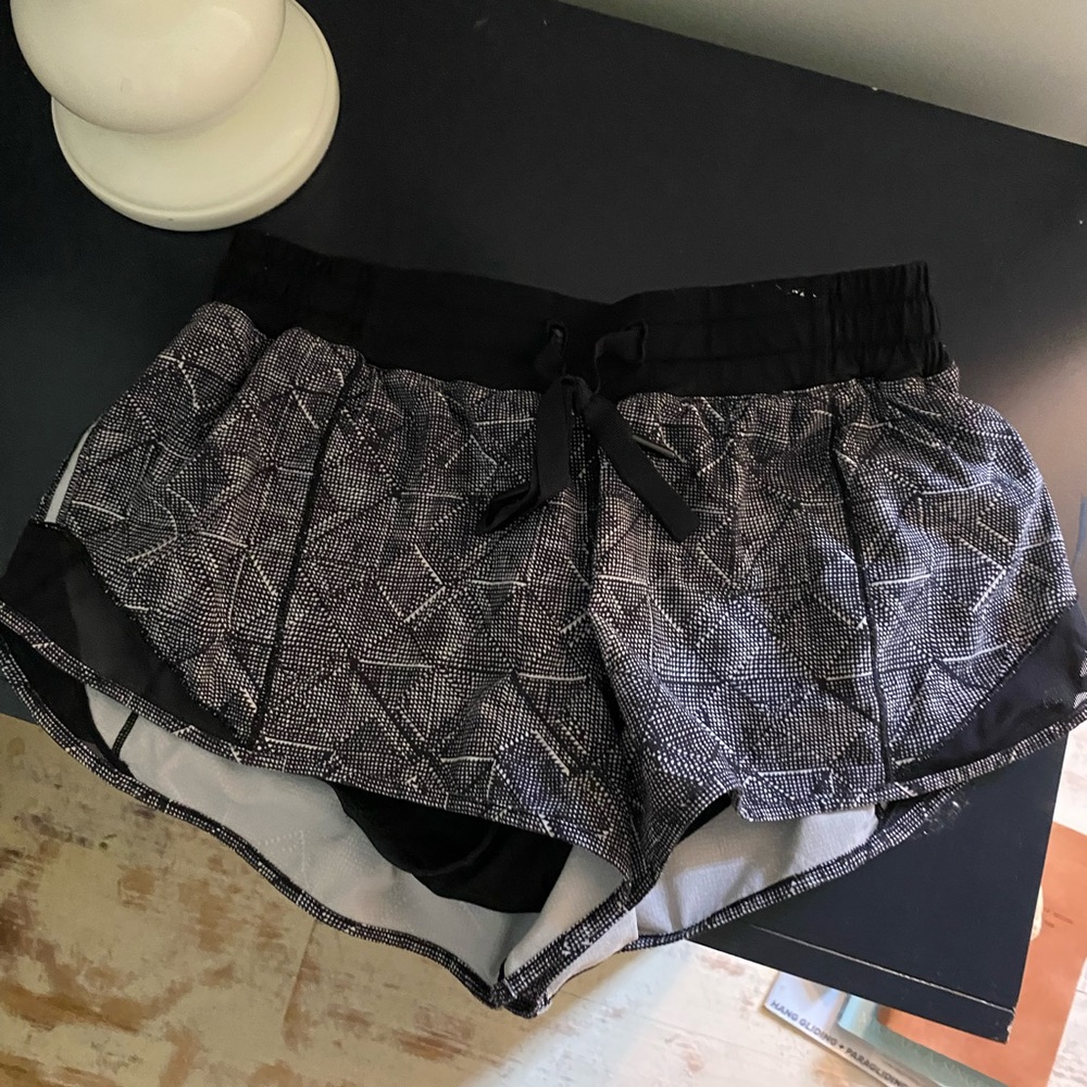 Lululemon Athletica Black/White Patterned Running Shorts // Size: 8 reg